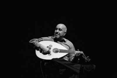 Ara Dinkjian playing an oud