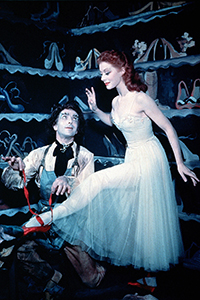 GRISCHA LJUBOV (LEONIDE MASSINE) HELPS MOIRA SHEARER (VICTORIA PAGE) ON WITH THE RED SHOES 